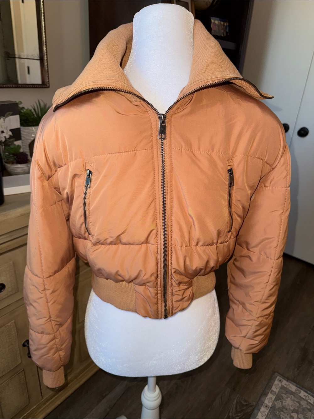 Love Tree SZ SM cropped Puffer Jacket in camel in good condition